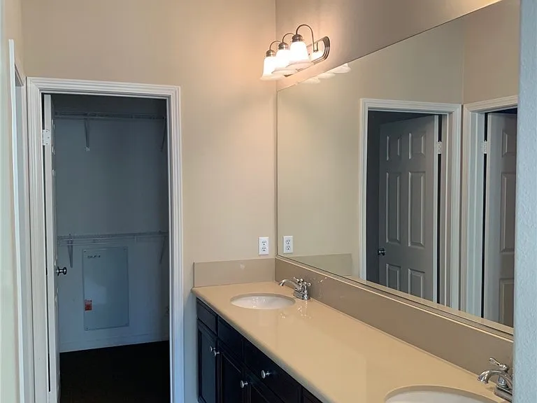 608 Asbury St — Photo 6