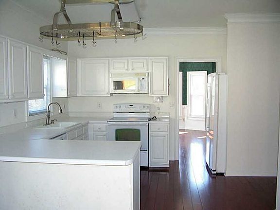 5th image of 110 Chessington Dr
