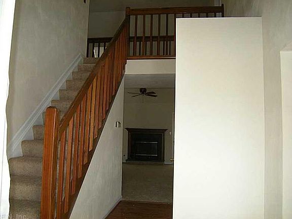 2nd image of 913 Prestwick Ln
