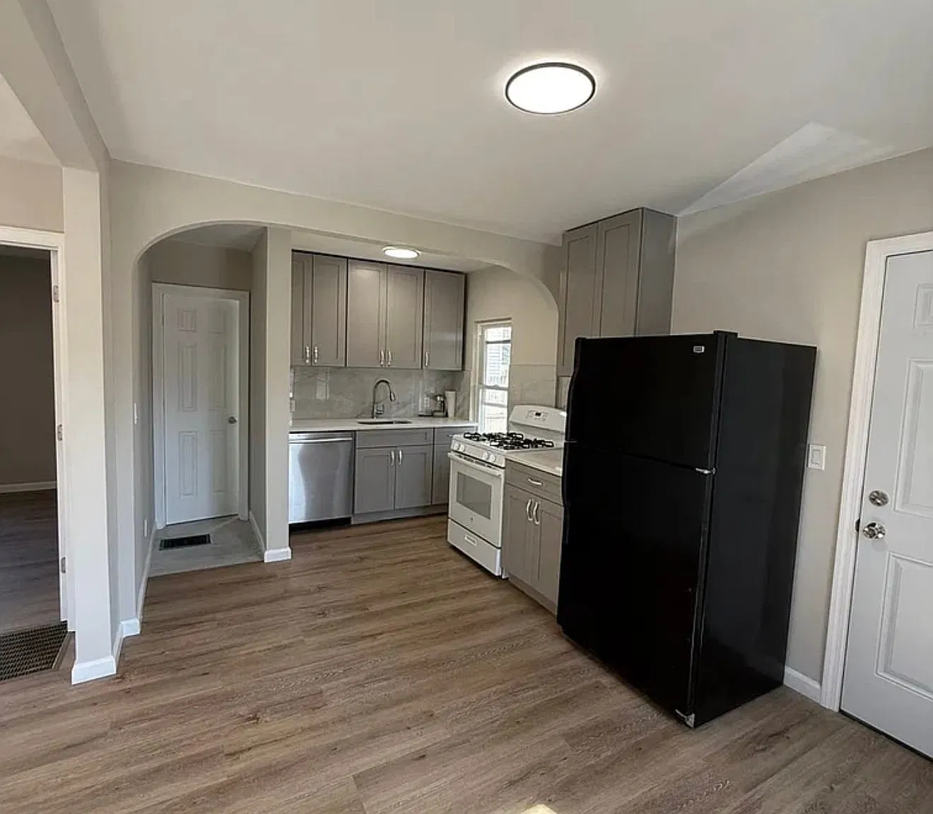 3 bed, 1.0 bath, 1816 sqft, $3,200 — Photo 2