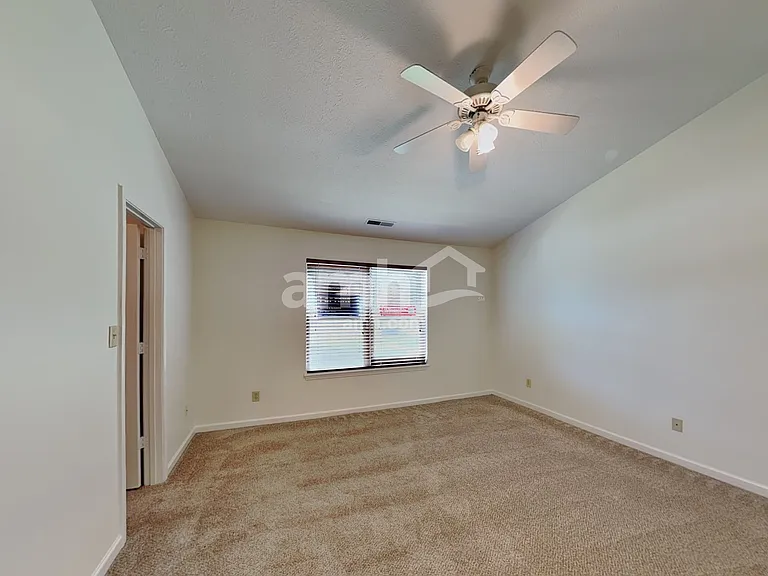 559 Prince Dr — Photo 9