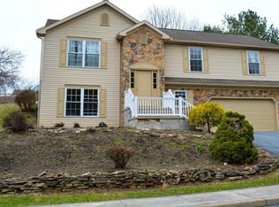 25 W View Dr, Akron, PA