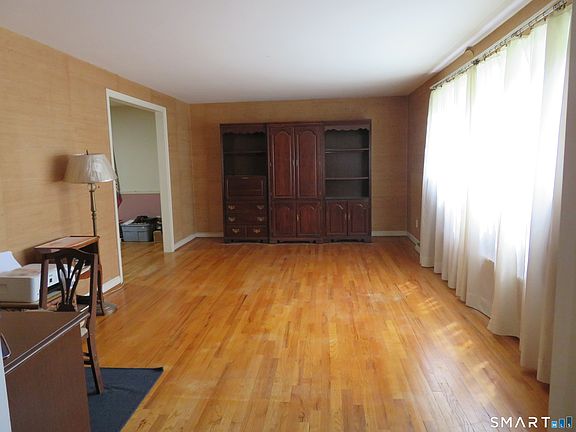 4th image of 20 Watch Hill Road