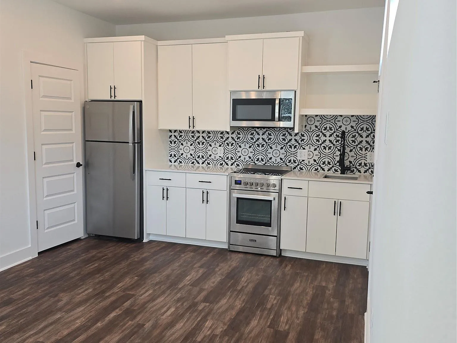 1 bed, 1.5 bath, 1176 sqft, $1,575 — Photo 2