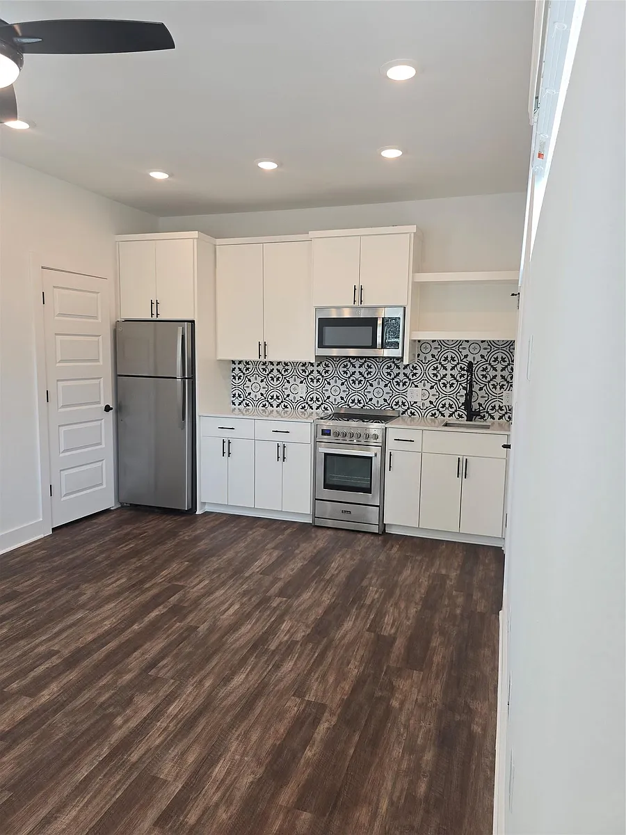 Building Photo - 7601 Carver Ave #2