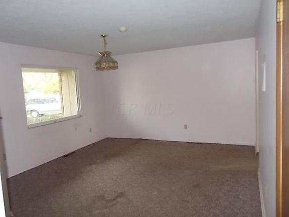 5th image of 576 Leacrest Pl W