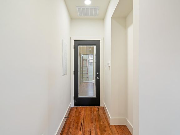 2nd image of 826 N Broadway St #302