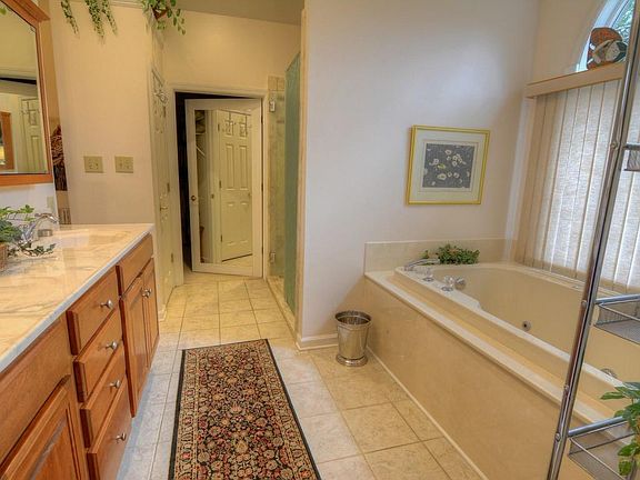 Owner's En-Suite bathroom