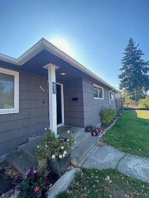 2nd image of 842 E 45th St
