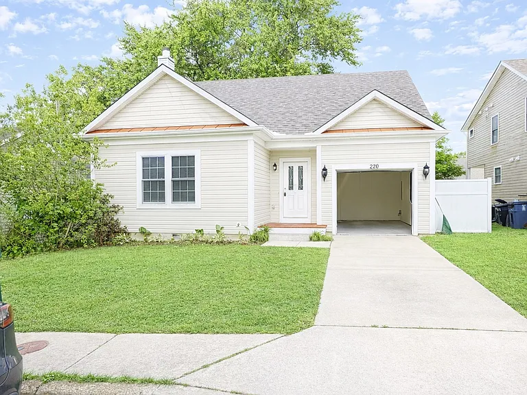 220 Gross Ave — Photo 2