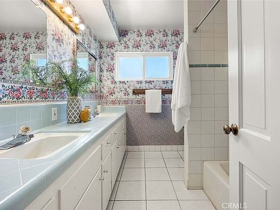 5th image of 723 Rainbow Dr #1