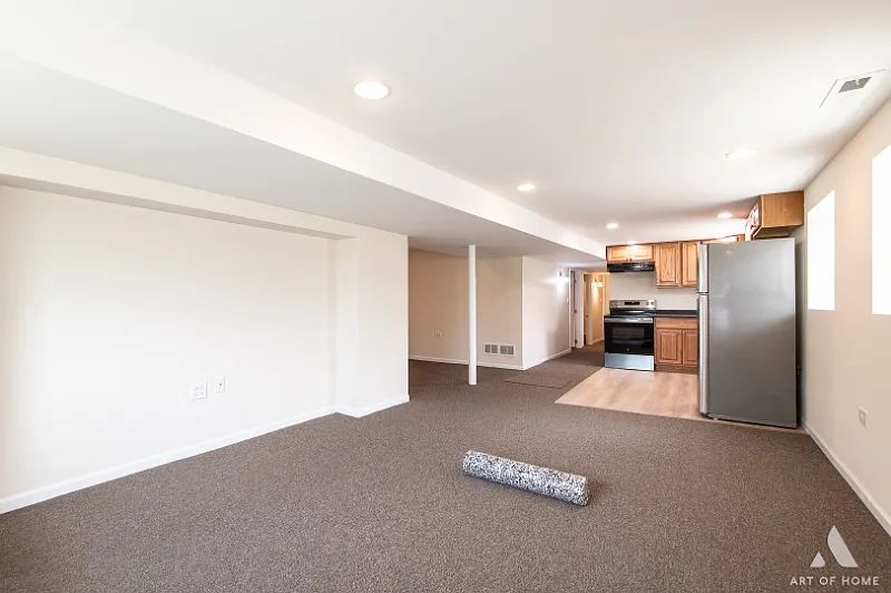 Spacious & Renovated 900 Sqft 2 Bedroom/ 1 Bath- Utilities Included — Photo 4