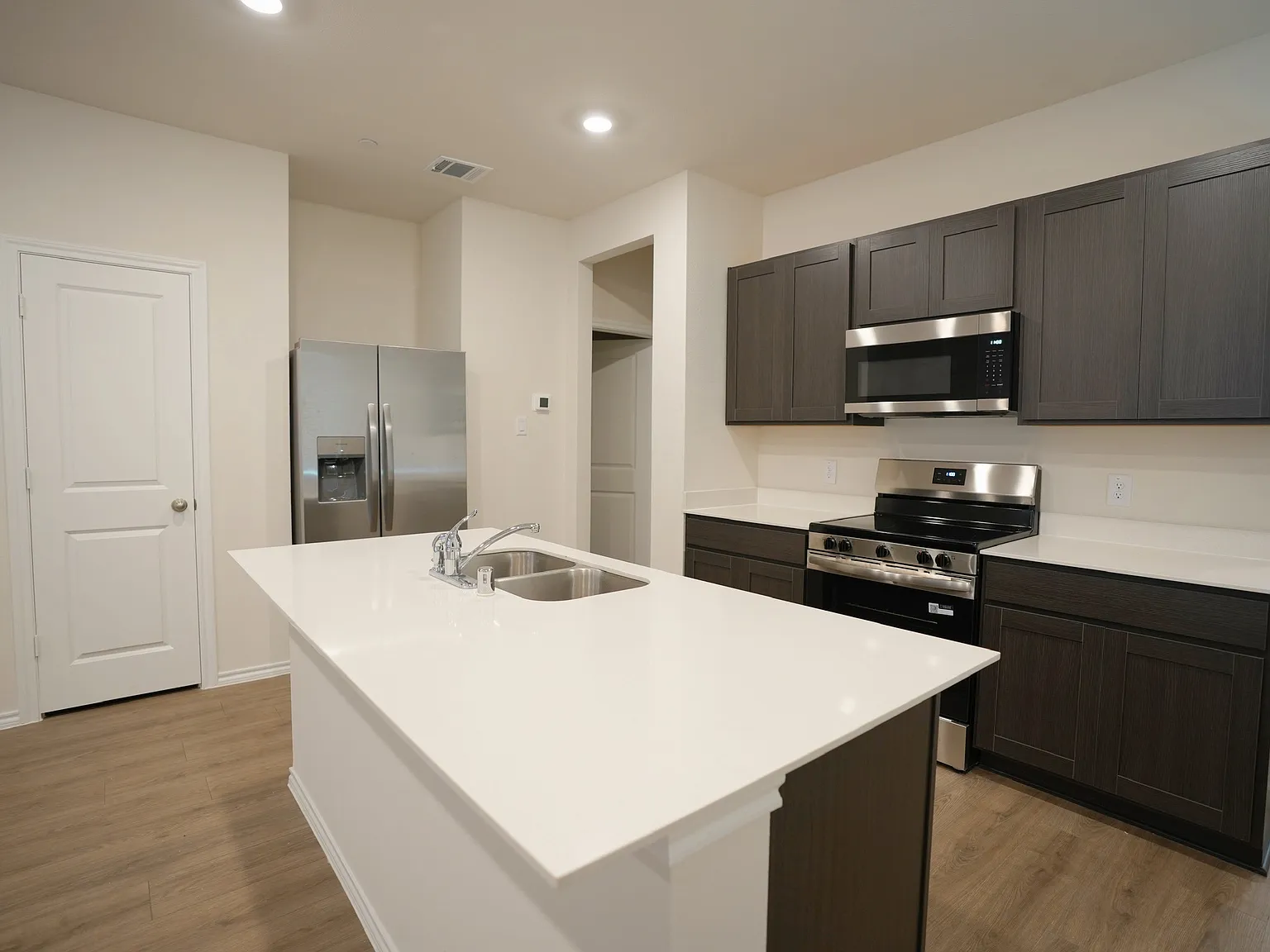 3 bed, 2.5 bath, 1485 sqft, $1,900 — Photo 2