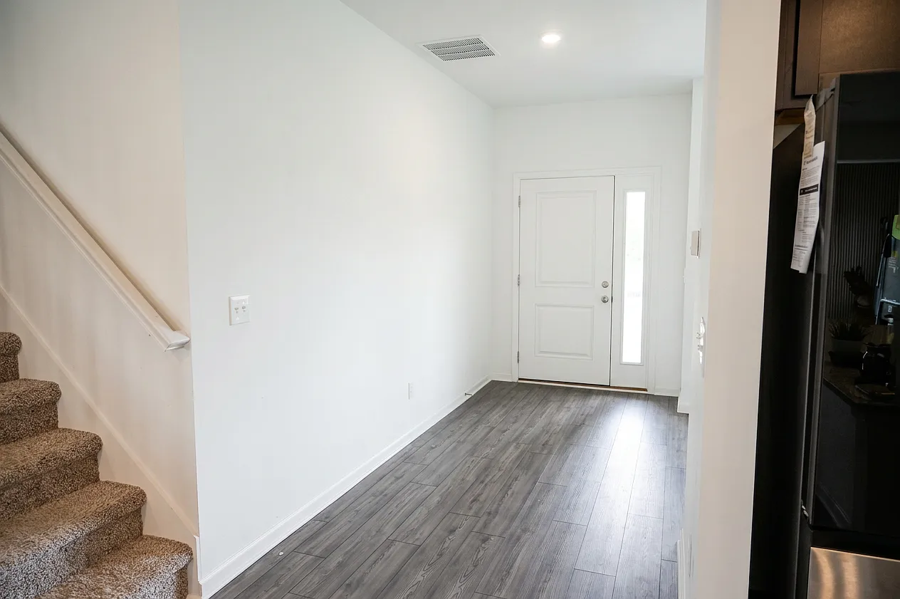 5 bed, 2856 sqft, $2,800 — Photo 2