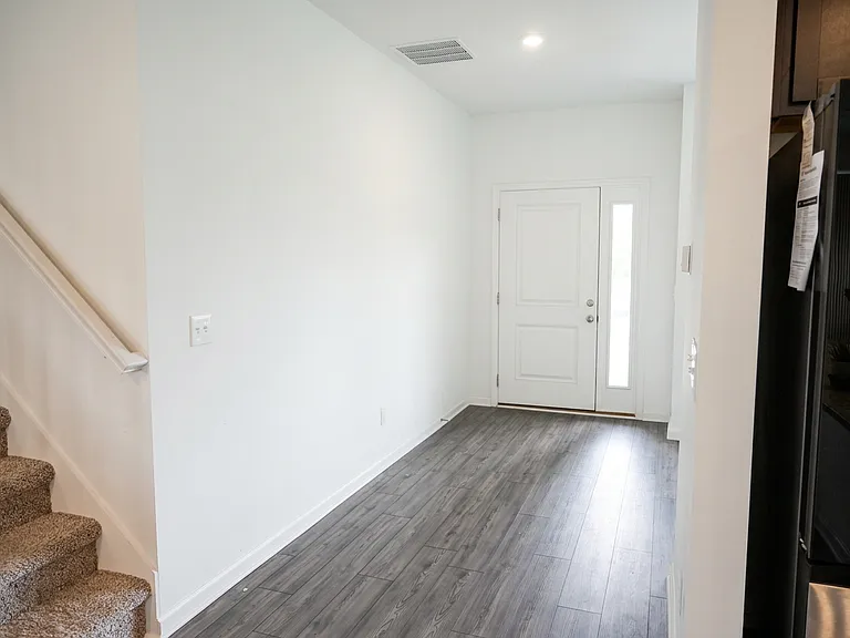 4252 Sedgewick Ln — Photo 2