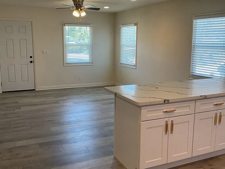 816 W G St — Photo 2
