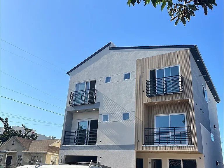 1282 S Leighton Ave — Photo 2