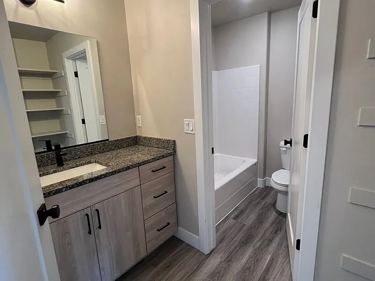 2656 N Clark Pkwy — Photo 13