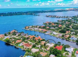 1811 Southpointe Dr, Sarasota, FL 34231
