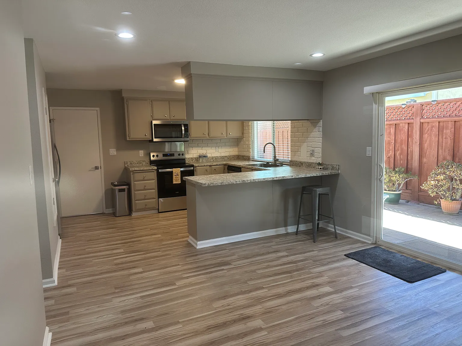 4 bed, 1396 sqft, $4,150 — Photo 3