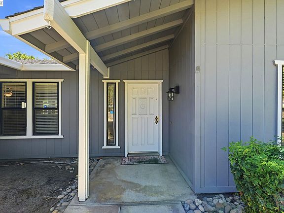 4th image of 2870 Smoke Tree Cir