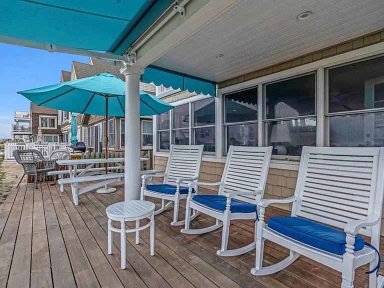 41 Beach Front Front — Photo 25