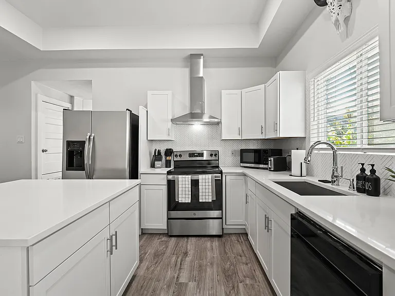 623 W Elmira St — Photo 2