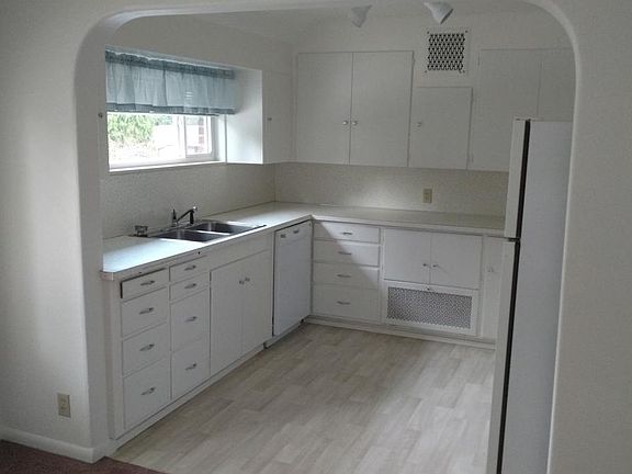 Kitchen Sink, Garbage Disposal, D/W