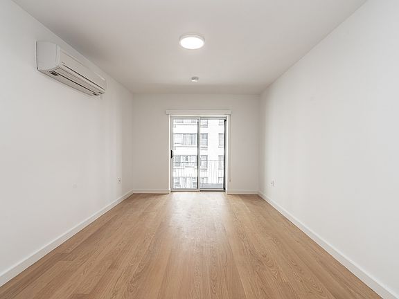 5th image of 321 E 22nd St APT 4V