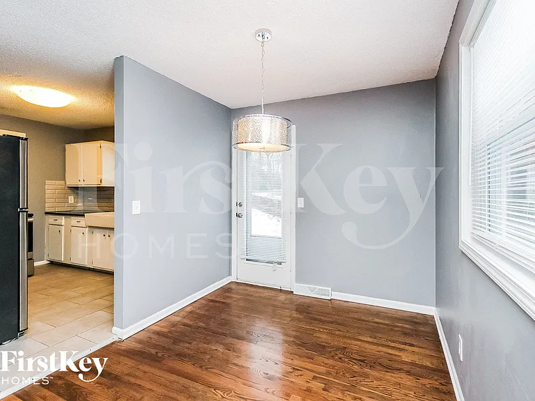 4900 N Sycamore Dr — Photo 4