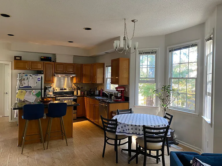 Kitchen & breakfast area