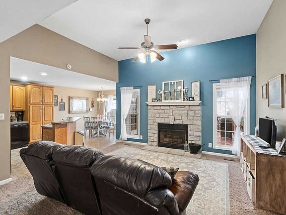 4th image of 3672 Aurora Dr