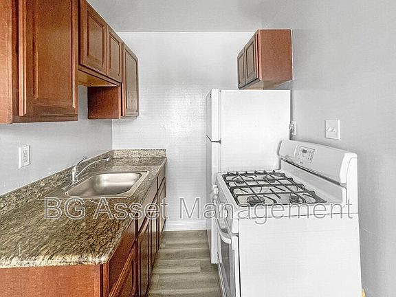 2nd image of 1865 Powell St Unit 4
