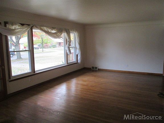 5th image of 20437 Lennon St
