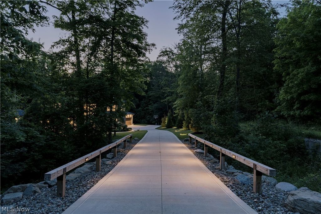 8070 Tulip Ln, Chagrin Falls, OH - View 3