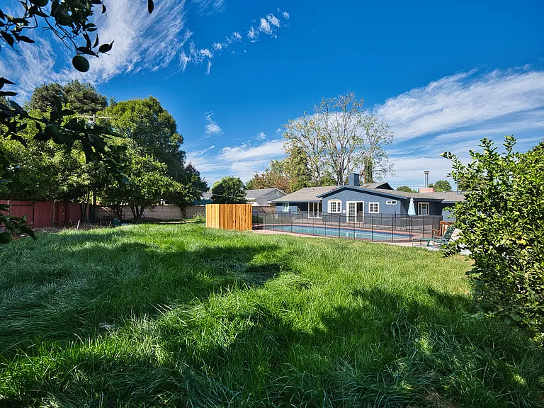 23220 Sylvan St — Photo 30