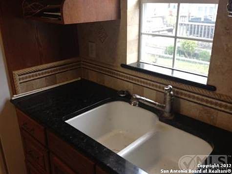 3rd image of 806 Lombrano St