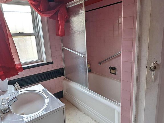 4th image of 4027 Darby St