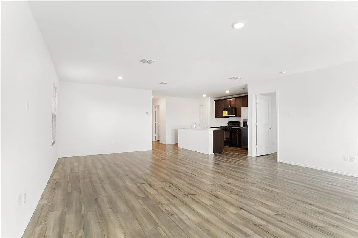 4 bed, 1925 sqft, $1,999 — Photo 4