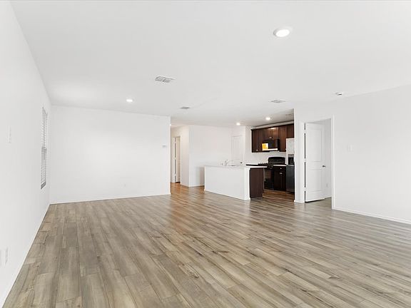 4th image of 405 Laurenbrooke Dr