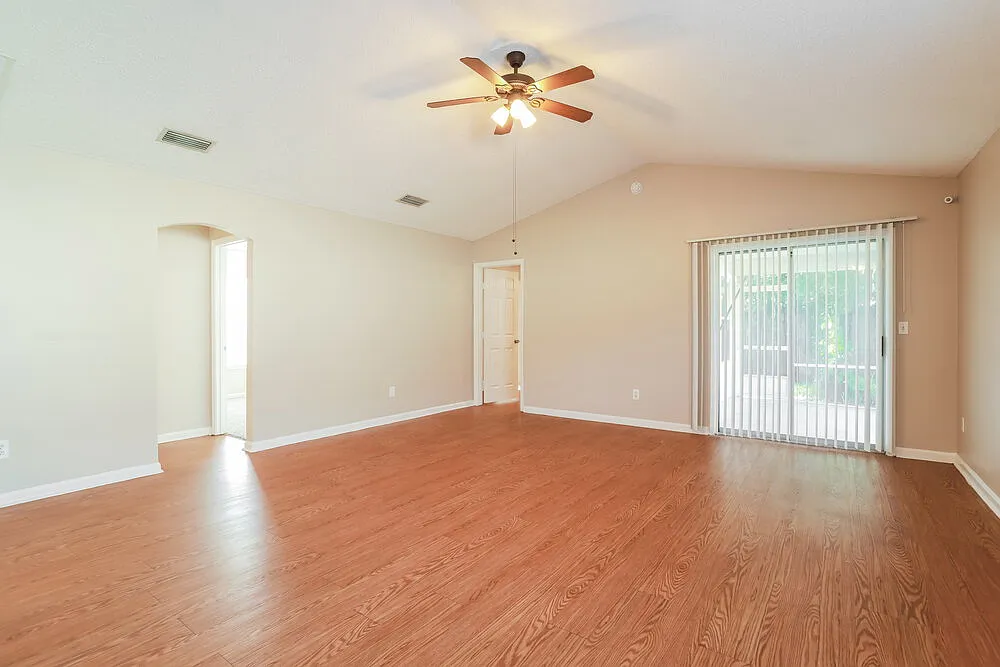 3 bed, 2.0 bath, 1244 sqft, $1,810 — Photo 4