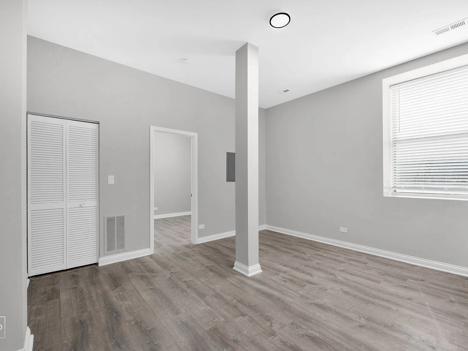 801 E Drexel Square — Photo 2