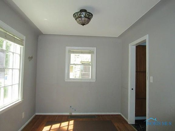 5th image of 920 W Gramercy Ave