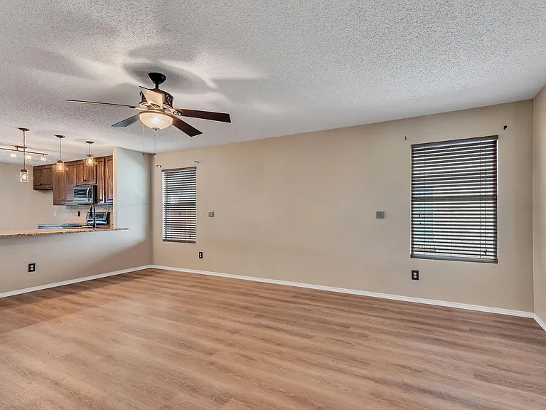 2124 Blanco Ln — Photo 5