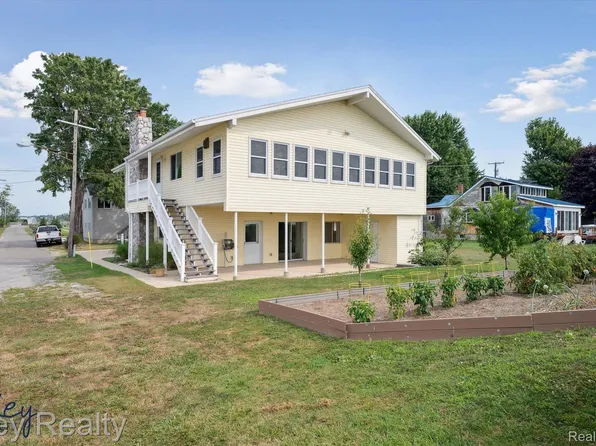 6800 Lakeshore Dr, Newport, MI 48166
