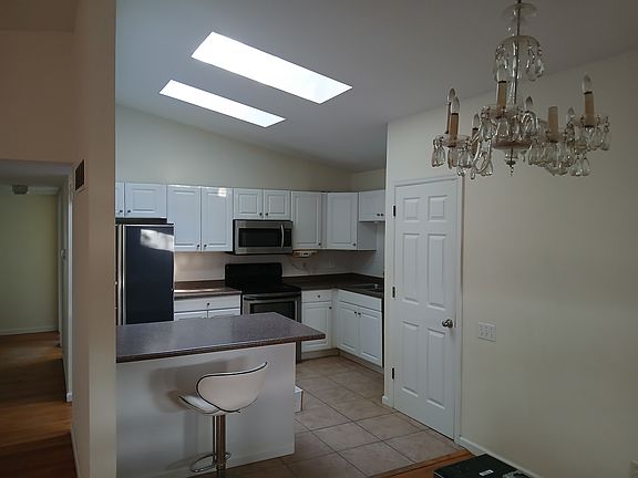 3rd image of 1565 Bluff Dr