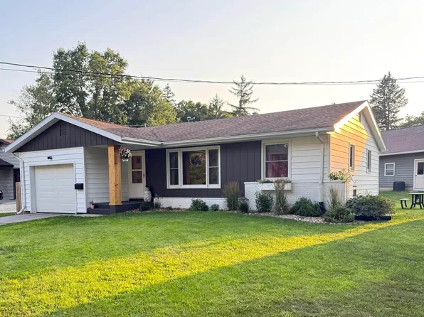 213 East St, Decorah, IA 52101