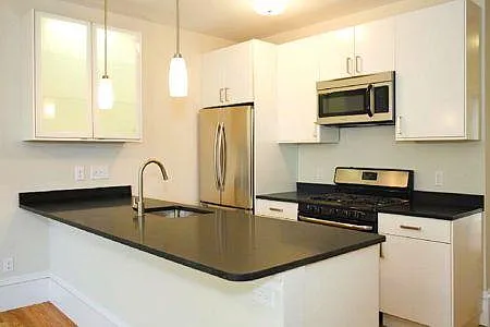 3 bed, 999 sqft, $5,300 — Photo 2