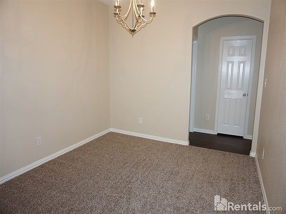 4th image of 610 Cove Ct