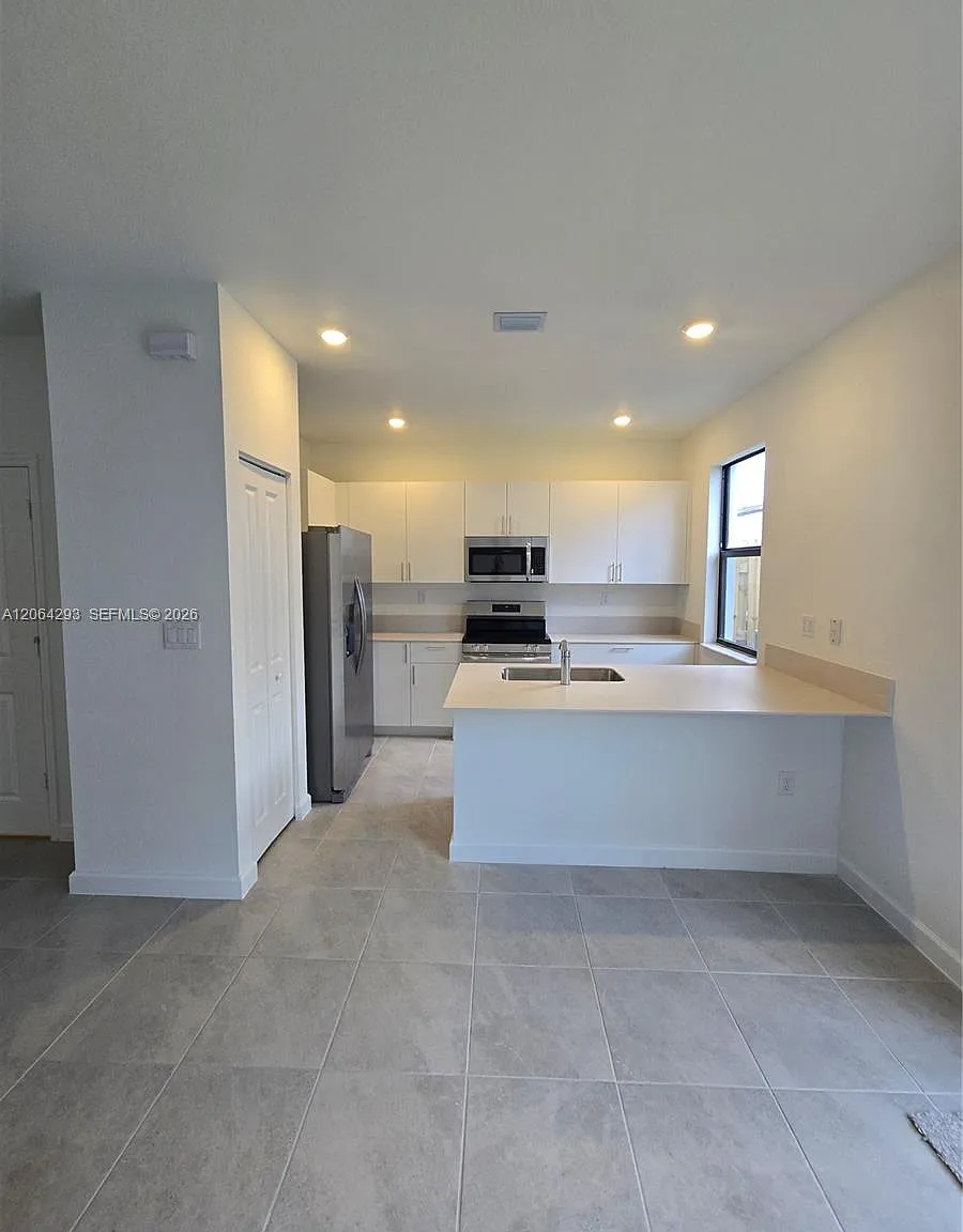 3 bed, 2.5 bath, 1331 sqft, $2,680 — Photo 4